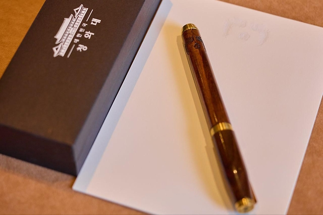 이재명 대통령이 도널드 트럼프 미국 대통령에게 선물한 서명용 펜. 대통령실 제공