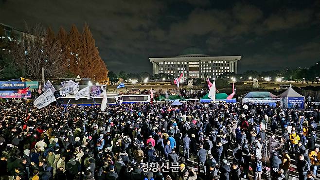 시민들이 지난해 12월 4일 새벽 국회 앞에서 계엄 해제를 요구하고 있다. 이준헌 기자
