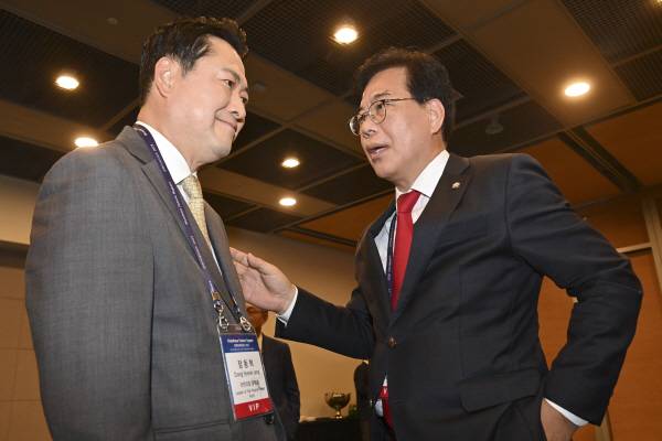 국민의힘 장동혁(왼쪽) 신임 대표와 송언석 원내대표가 26일 서울 중구 대한상공회의소에서 열린 ‘문화미래리포트(MFR) 2025 트럼피즘 향방과 대한민국의 선택’ 국제 포럼에 참석해 대화하고 있다. 국회사진기자단