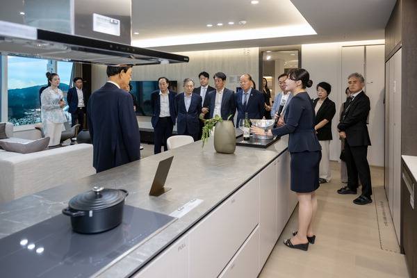 올 상반기 부산 분양시장은 지난해 말 정치적인 이슈 여파로 주춤했지만 하반기에는 분양이 크게 증가할 것으로 예상된다. 부산의 한 아파트 견본주택 모습. 국제신문 DB