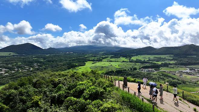 Tourists explore Saebyeol Oreum on Jeju Island on Monday amid a heat wave advisory. (Yonhap)