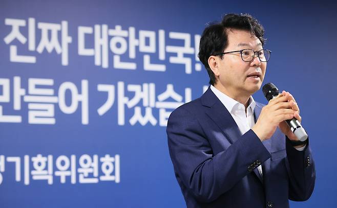 Lee Han-joo, chairman of the Presidential Commission on Policy Planning, delivers remarks at the commission’s closing ceremony at the annex of the government complex in Jongno District, central Seoul, on Aug. 14. The commission designated constitutional reform as its top policy priority. [YONHAP]
