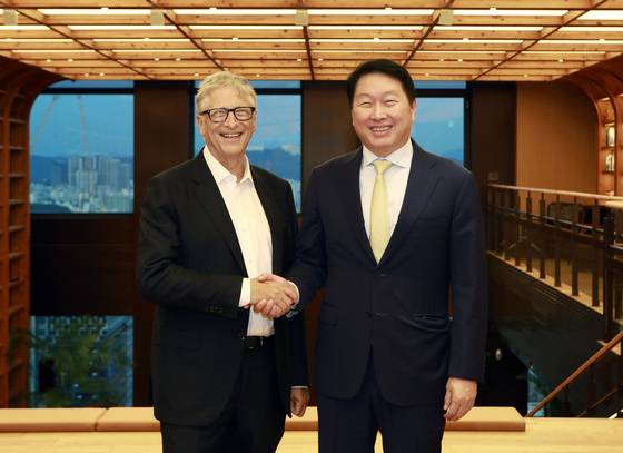 SK Chairman Chey Tae-won, right, shakes hands with Bill Gates, chair of the Gates Foundation, at the SK Seorin Building in Jongno District, central Seoul, on Aug. 21. [SK]