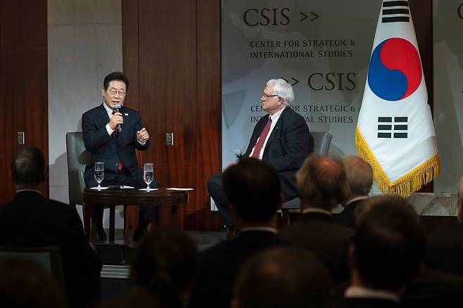 Korean President Lee Jae Myung, left, speaks at the Center for Strategic and International Studies (CSIS) in Washington on Aug. 25, as CSIS President and CEO John Hamre listens. [AP/YONHAP]