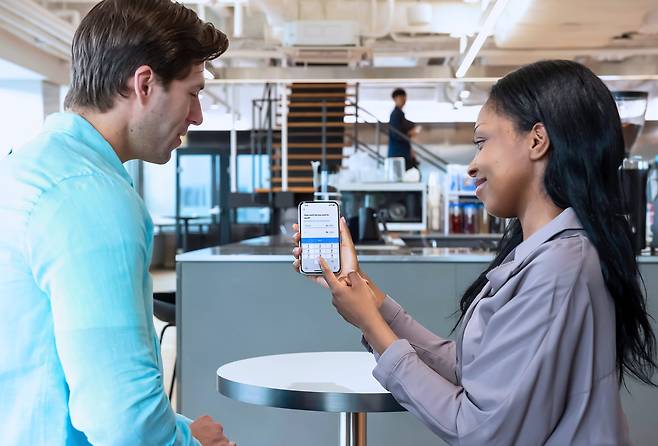 Two people using the Toss payment service [TOSS]