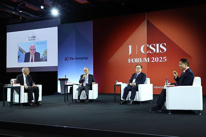 From left: former U.S. Ambassador to South Korea Philip Goldberg, Center for Strategic and International Studies (CSIS) President John Hamre, former South Korean Minister of Foreign Affairs and Trade Song Min-soon, former South Korean National Security Adviser Kim Sung-han and former National Diplomatic Academy Chancellor Hong Hyun-ik speak at the 14th JoongAng-CSIS Forum at the Shilla Hotel in Jung District, central Seoul, on Aug. 28. [KIM JONG-HO]