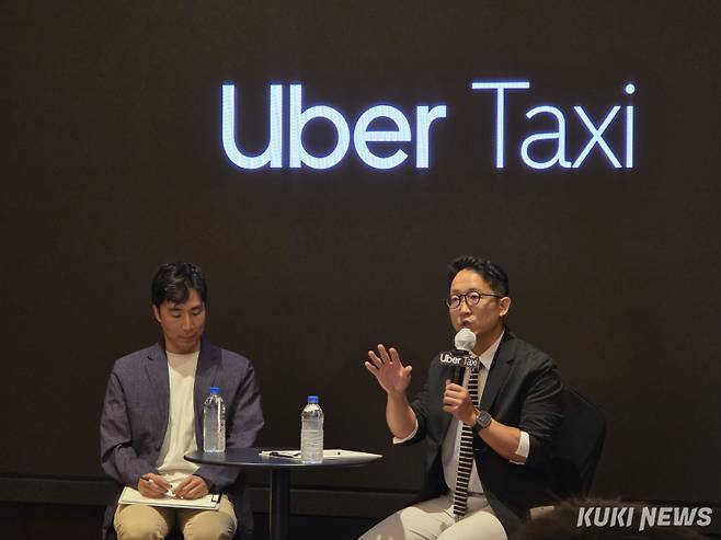 송진우 우버 택시코리아 총괄이 26일 서울 중구 롯데호텔 서울에서 우버 택시 기자간담회를 통해 기자의 질문에 답하고 있다. 정우진 기자