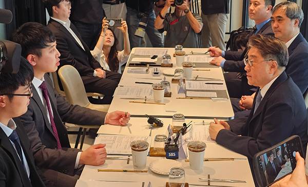 전공의협의회와 수련병원협회는 전공의 수련환경 개선 방안 등을 두고 대화를 나눴다. 이찬종 기자