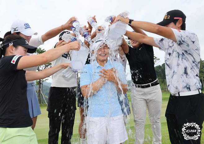 KLPGA 정규투어 2승을 기록한 김지영2(29)가 드림투어 첫 우승 트로피를 들어 올렸다. KLPGA 제공