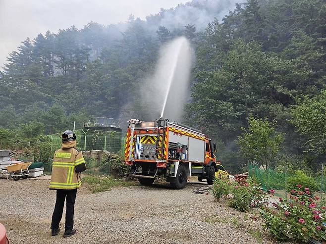 소방당국이 26일 오전 강원도 삼척시 가곡면 오목리 인근에서 산불 진화작업을 벌이고 있다. 강원도소방본부 제공
