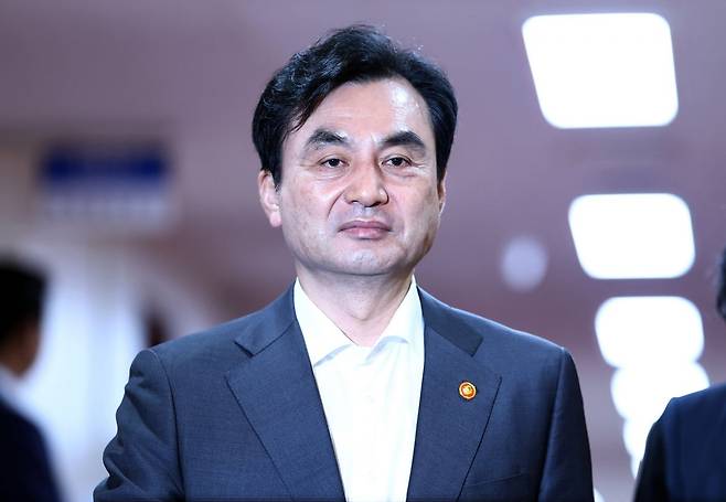 안규백 국방부 장관이 26일 서울 종로구 정부서울청사에서 열린 국무회의에 참석하고 있다. 연합뉴스