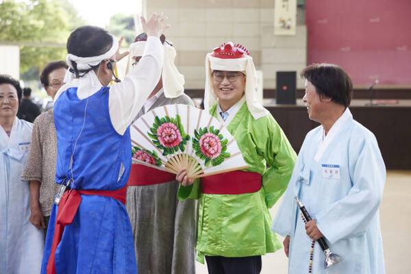 26일 김동연 경기도지사가 ‘양주별산대놀이마당’을 찾아 ‘깨끼춤’ 동작을 직접 체험하고 있다. 경기도 제공