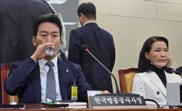 ▲2025년 8월 26일 국회 과학기술정보방송통신위원회 전체회의에 출석한 박장범 사장(왼쪽)과 이진숙 방송통신위원장. 사진=미디어오늘
