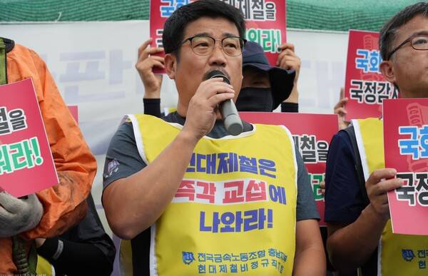 ▲이상규 금속노조 충남지부 현대제철비정규직지회 지회장이 지난 25일 국회 앞에서 열린'전국금속노동조합 충남지부 현대제철비정규직지회 투쟁 선포 기자회견'에서 발언하고 있다. 사진=금속노조