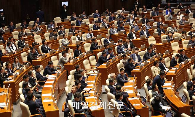 25일 서울 국회 본회의에서 상법 개정안이 여당 주도로 처리되고 있다. 상법 개정안은 자산 규모 2조원 이상 기업에 집중투표제 시행을 의무화하고, 분리선출 감사위원 확대 등의 내용을 담고 있다. 2025.8.25 [이충우 기자]