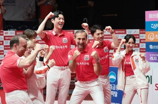 웰컴저축은행이 25일 PBA팀리그 2라운드 최종일 경기서 하나카드를 세트스코어 4:1로 꺾고 역전우승했다. 웰컴저축은행 선수들이 시상식에서 기뻐하고 있다. (사진=PBA)