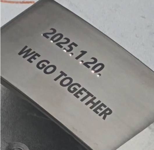 주문 당시 요청으로 도널드 트럼프 대통령 취임 일자와 문구를 새기고 있는 모습.