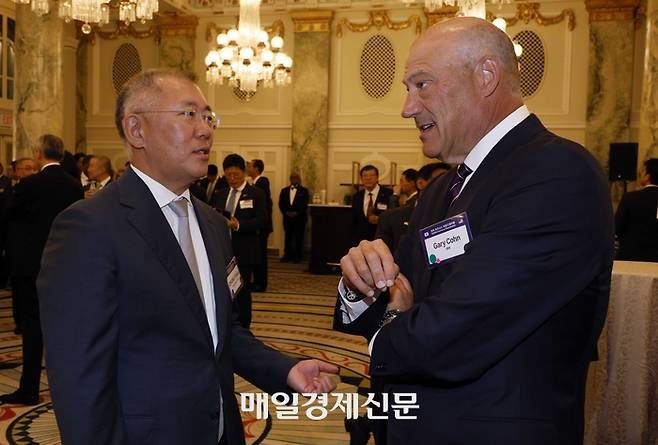 정의선 현대차 회장이  25일(현지시간) 미국 워싱턴DC 윌라드 호텔에서 열린 한미 비즈니스 라운드 테이블에서 개리 콘 IBM 부사장과 대화하고 있다. [김호영 기자]