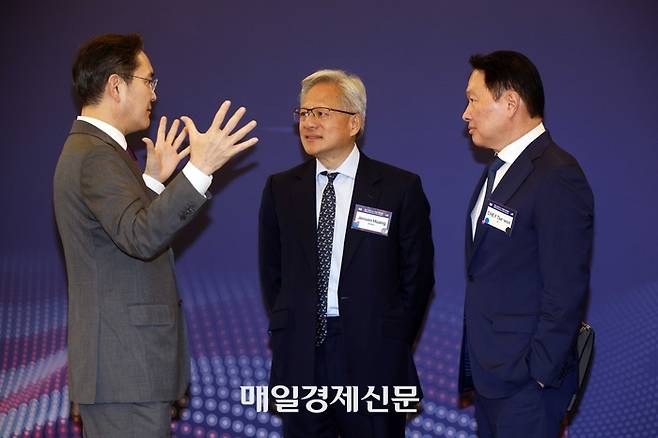 이재용 삼성전자 회장, 최태원 SK그룹 회장, 젠슨황 엔비디아 CEO가 25일(현지시간) 미국 워싱턴DC 윌라드 호텔에서 열린 한미 비즈니스 라운드 테이블에서 개리 E 디커슨 어플라이드 머티어리얼즈 CEO와 대화를 하고 있다. 2025.08.25 [김호영기자]