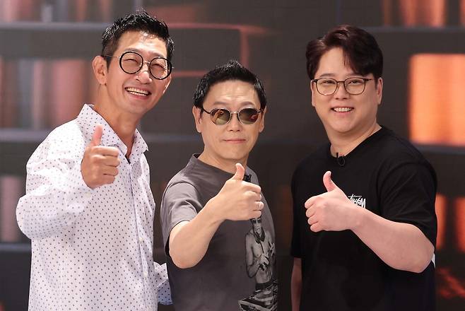 DJ DOC 김창열과 'DJ처리' 신철, 작곡가 김경도(왼쪽부터)가 유튜브 채널 지식전파사에 출연해 인공지능(AI)을 활용한 신곡을 소개하면서 엄지를 치켜세우고 있다. 한주형 기자