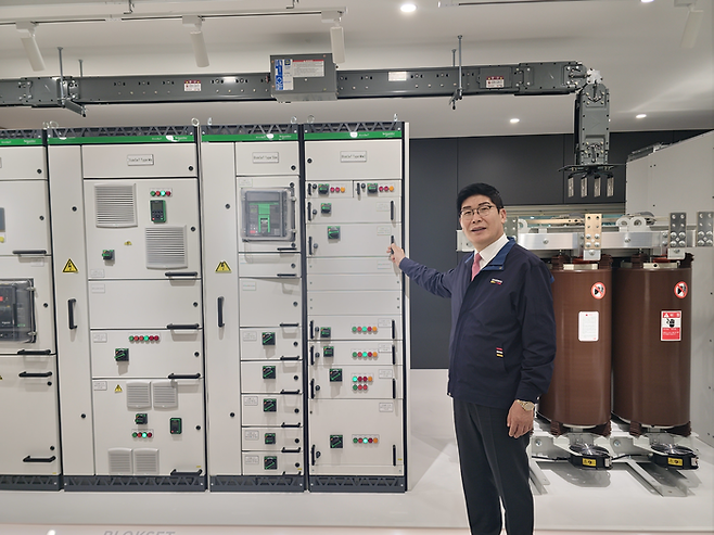 김재진 근우 대표가 충북 음성 공장에서 자사가 생산한 수배전반에 대해 설명하고 있다. 음성 서정원 기자