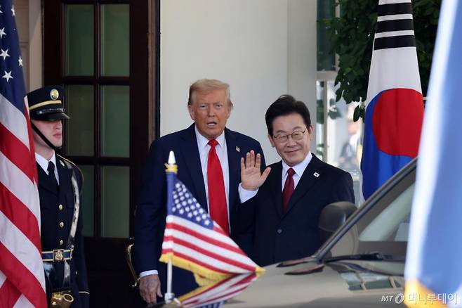 [워싱턴=뉴시스] 고범준 기자 = 이재명 대통령과 도널드 트럼프 미국 대통령이 25일(현지 시간) 미국 워싱턴DC 백악관에서 인사를 나눈 뒤 취재진을 향해 인사하고 있다. 2025.08.26. bjko@newsis.com /사진=