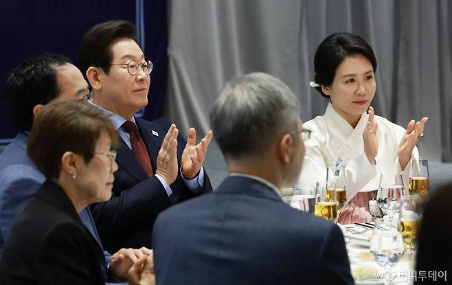 [워싱턴=뉴시스] 고범준 기자 = 이재명 대통령과 김혜경 여사가 24일(현지 시간) 미국 워싱턴DC의 한 호텔에서 열린 재미동포 만찬 간담회에서 박수 치고 있다. 2025.08.25. bjko@newsis.com /사진=