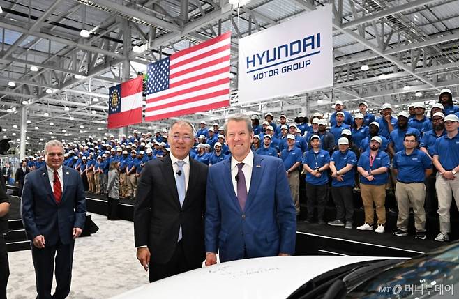 (서울=뉴스1) = 정의선 현대차그룹 회장과 브라이언 켐프(Brian P. Kemp) 조지아 주지사가 26일(현지시간) 미국 조지아주 엘라벨에 위치한 ‘현대자동차그룹 메타플랜트 아메리카(Hyundai Motor Group Metaplant America, HMGMA)’ 준공식에 참석해 생산된 아이오닉 5 차량에 서명 후 기념촬영을 하고 있다. (현대차그룹 제공, 판매 및 DB 금지) 2025.3.27/뉴스1  Copyright (C) 뉴스1. All rights reserved. 무단 전재 및 재배포,  AI학습 이용 금지. /사진=(서울=뉴스1)
