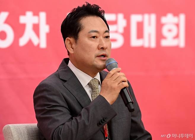 [서울=뉴시스] 국회사진기자단 = 국민의힘 장동혁 당 대표 후보가 26일 오전 서울 여의도 국회 도서관에서 열린 제6차 전당대회 결선에서 사회자 질문에 답하고 있다. 2025.08.26. photo@newsis.com /사진=류현주