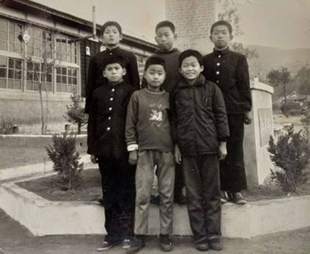 초등학교 졸업을 앞두고 친구들이 함께 기념사진을 찍었다. 앞줄 가운데가 사연 속 주인공인 고 최외식(1959∼1991), 앞줄 맨 왼쪽이 필자.