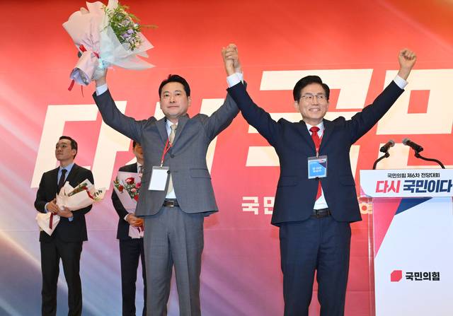 장동혁 국민의힘 신임 당대표가 26일 서울 여의도 국회도서관에서 열린 제6차 전당대회 결선에서 당대표로 선출된 뒤김문수 후보와 함께 인사하고 있다. 국회사진기자단