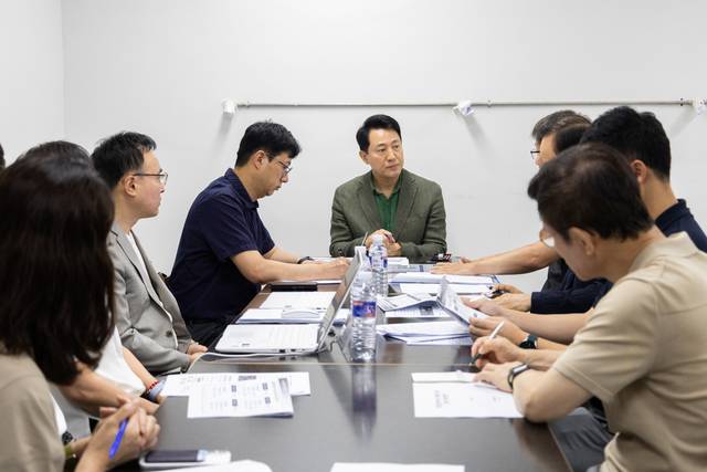 오세훈(가운데) 서울시장이 지난 24일 잠실센트럴파크에 마련된 ‘청년안심주택 입주자 보호 주말 현장상담소’를 방문해 최근 발생한 청년안심주택 강제경매 등의 사태를 점검하고, 상담소 운영상황을 확인하고 있다. 서울시청 제공