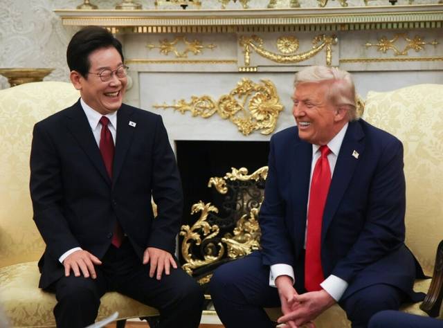 이재명 대통령(왼쪽)이 25일(현지시간) 미국 워싱턴 DC 백악관 오벌오피스에서 도널드 트럼프 미국 대통령과 한미 정상회담을 하며 함께 웃고 있다. 연합뉴스