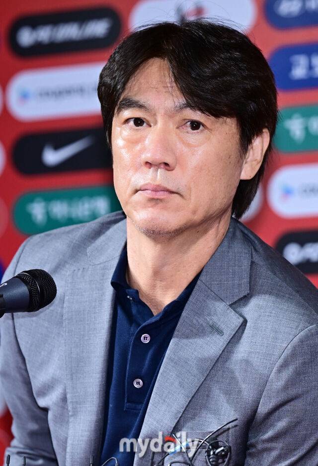 25일 서울 종로구 대한축구협회에서 진행된 9월 A매치 미국·멕시코와의 원정 평가전 2연전 축구 국가대표팀 명단을 발표.홍명보 축구 대표팀 감독이 명단을 발표하고 있다./축구회관=한혁승 기자