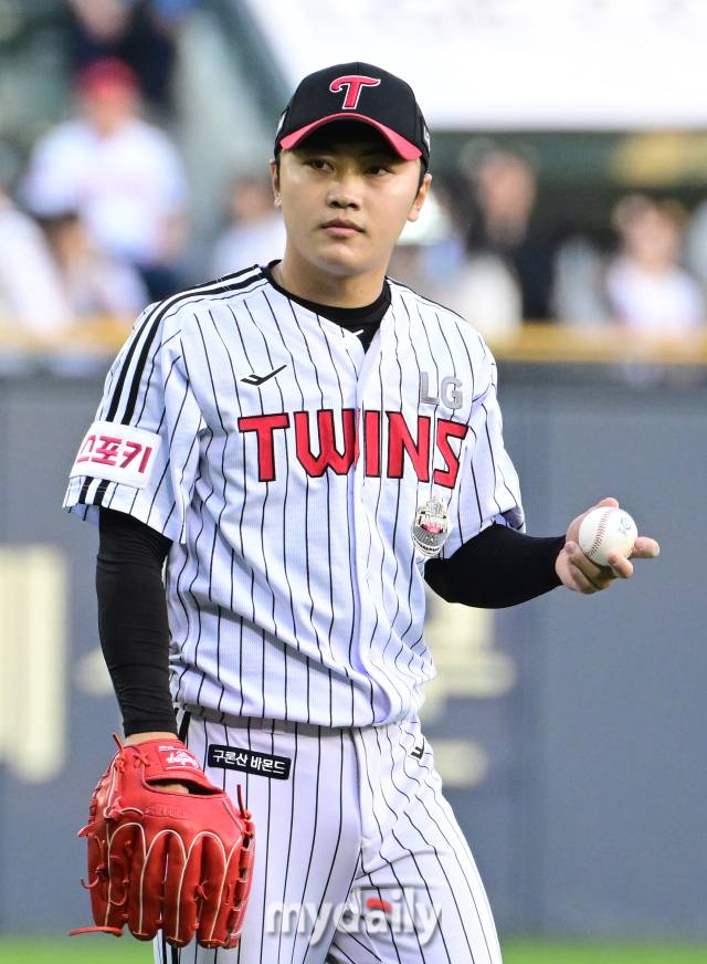 2024년 4월 26일 오후 서울 잠실야구장에서 '2024 신한 SOL Bank KBO리그' KIA 타이거즈와 키움 히어로즈의 경기가 열렸다. LG 선발투수 김윤식이 투구를 준비하고 있다./머이데일리