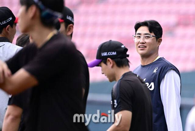 2025년 8월 8일 오후 서울 잠실구장에서 열린 '2025 신한 SOL뱅크 KBO 리그' 한화 이글스와 LG 트윈스의 경기. 한화 채은성이 경기 전 LG 선수들과 반갑에 인사하고 있다./마이데일리