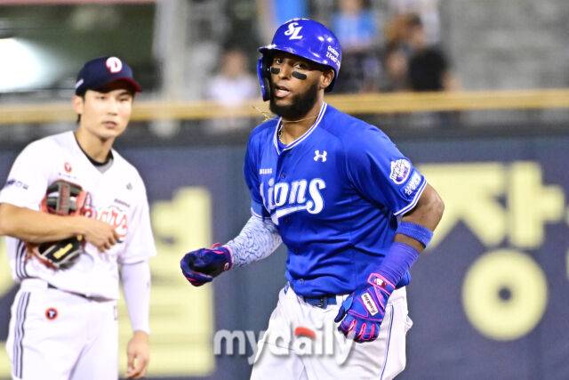 26일 서울 잠실야구장에서 열린 '2025 신한 SOL BANK KBO리그' 삼성 라이온즈와 두산 베어스 경기. 삼성 디아즈가 7회초 1사 1루에 투런포를 친 후 그라운드를 돌고 있다./잠실 = 한혁승 기자