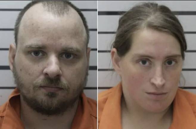 [뉴시스] 미국에서 11세 소녀가 임신 36주 동안 어떠한 관리도 받지 못한 채 출산한 데 이어, 부모로부터 의료 지원이나 도움조차 없이 방치되는 충격적인 사건이 발생했다. (사진=머스코지 보안관실 제공) 2025.08.25 *재판매 및 DB 금지