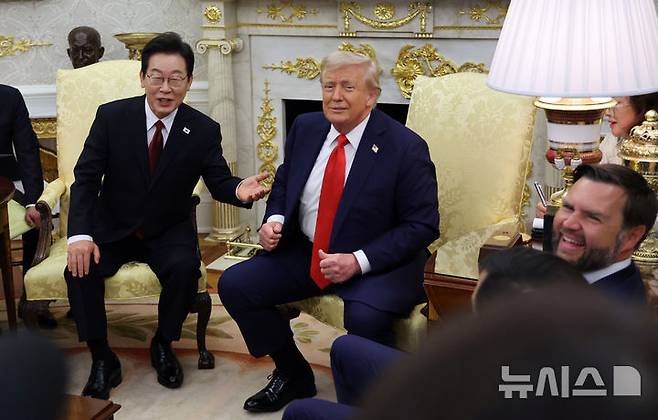 [워싱턴=뉴시스] 고범준 기자 = 이재명 대통령과 도널드 트럼프 미국 대통령이 25일(현지 시간) 미국 워싱턴DC 백악관에서 한미 정상회담을 하고 있다. 2025.08.26. bjko@newsis.com