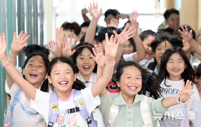 [부산=뉴시스] 하경민 기자 = 부산 기장군 해빛초등학교에서 학생들이 여름방학식을 가진 뒤 환하게 웃으며 귀가하고 있다. 2025.07.01. yulnetphoto@newsis.com