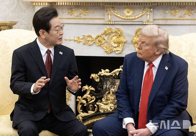 [워싱턴=뉴시스] 고범준 기자 = 이재명 대통령과 도널드 트럼프 미국 대통령이 25일(현지 시간) 미국 워싱턴DC 백악관에서 한미 정상회담을 하고 있다. 2025.08.26. bjko@newsis.com