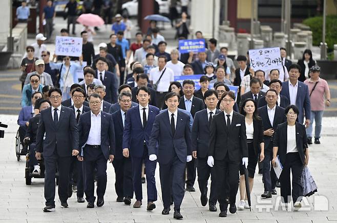 [광주=뉴시스] 박기웅 기자 = 조국 조국혁신당 혁신정책연구원장이 26일 오전 광주 북구 운정동 국립5·18민주묘지를 찾아 오월 영령에 참배하기 위해 추모탑으로 이동하고 있다. 2025.08.26. pboxer@newsis.com