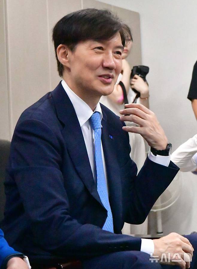 [광주=뉴시스] 이현행 기자 = 조국 조국혁신당 혁신정책연구원장이 26일 광주 서구 쌍촌동 천주교광주대교구청에서 옥현진 대주교를 예방하며 발언하고 있다. 2025.08.26. lhh@newsis.com