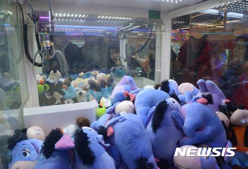 [서울=뉴시스] 서울 홍대의 한 인형뽑기 기계에 쌓여있는 인형들. 해당 사진은 기사와 연관이 없습니다. (사진=뉴시스 DB). photo@newsis.com