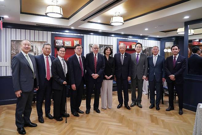 [서울=뉴시스] 류진 한국경제인협회 회장이 25일(현지 시간) 미국 워싱턴 D.C. 윌러드 호텔에서 열린 '한미 비즈니스 라운드테이블: 제조업 르네상스 파트너십'에 앞서 기념촬영 하고 있다. 왼쪽부터 구자은 LS 회장, 김상현 롯데 부회장, 이재현 CJ회장, 허태수 GS 회장, 루벤스타인 칼라일그룹 회장, 최수연 네이버 대표, 류진 한경협 회장, 이재용 삼성전자 회장, 정의선 현대차 회장, 최윤범 고려아연 회장. (사진=한국경제인협회 제공) 2025.08.26. photo@newsis.com *재판매 및 DB 금지