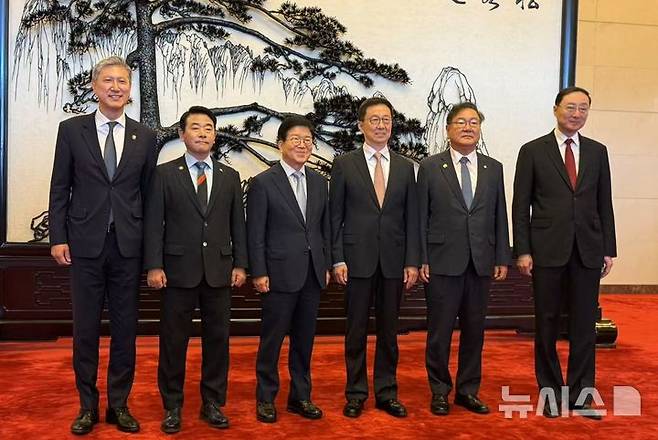 [베이징=뉴시스] 베이징특파원 공동취재단 = 중국을 방문 중인 이재명 대통령 특사단이 26일 오전 베이징 인민대회당에서 한정 국가부주석(왼쪽에서 네 번째)과 면담했다. 이날 면담에서 특사단과 한 부주석이 기념촬영을 하고 있다. 2025.08.26 photo@newsis.com