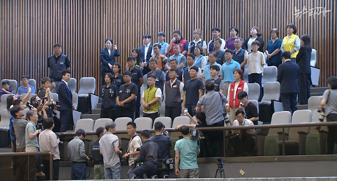 지난 8월 24일 노란봉투법 통과된 후 우원식 국회장의장이 법 통과의 의미를 설명하자 노동자들이 일어서서 듣고 있다.