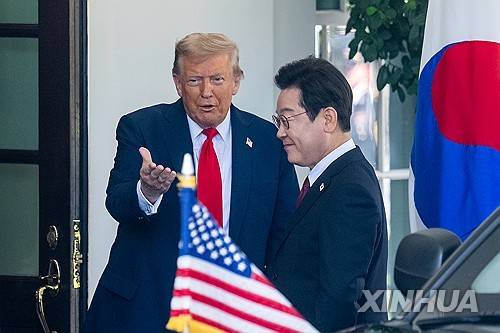 25일(현지시간) 미 백악관에서 만난 트럼프 대통령과 이재명 대통령 [신화=연합뉴스 제공]