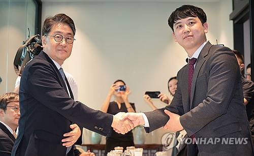 대한전공의협의회-대한수련병원협의회 '맞잡은 손' (서울=연합뉴스) 김인철 기자 = 26일 서울역사 내 한 한식집에서 열린 대한전공의협의회-대한수련병원협의회 간담회에서 김원섭 대한수련병원협의회 회장(왼쪽)과 한성존 대한전공의협의회 비상대책위원장이 악수를 하고 있다. 2025.8.26 yatoya@yna.co.kr