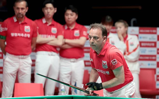 산체스가 26일 PBA 팀 리그 2라운드 하나카드와 최종전에서 샷을 구사하고 있다. PBA